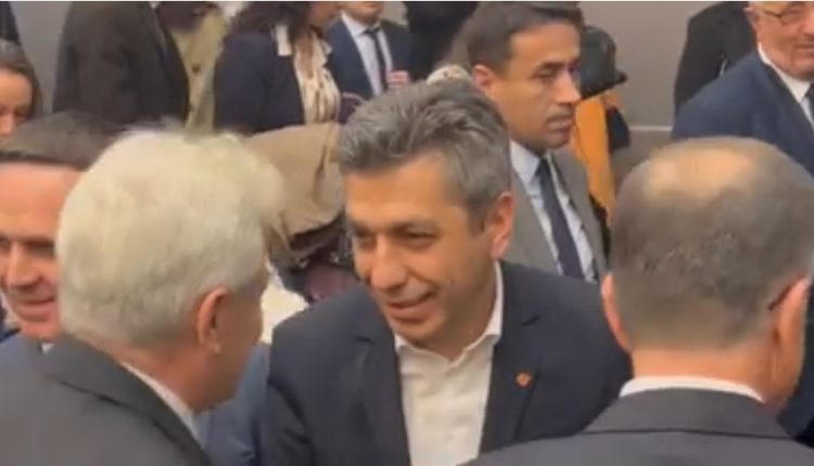 Ahmeti përshëndetet me Mexhitin, Kasamin e Gashin! Liderët shqiptar i bashkoi manifestimi për Ditën e Alfabetit në Manastir! (Video)
