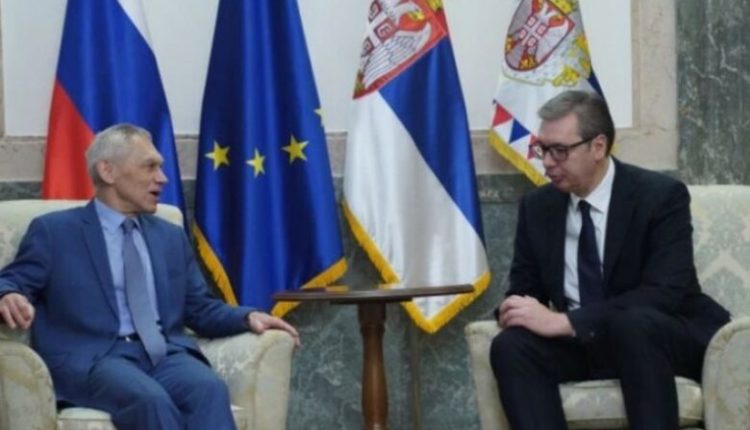 Vuçiq i ankohet ambasadorit rus: Pa na persekuton Kosova në veri