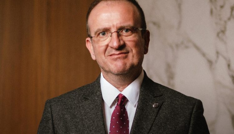 Taravari: Gëzuar Ditën e Alfabetit të gjuhës më të bukur në botë, shqipes 6 mijë vjeçare!