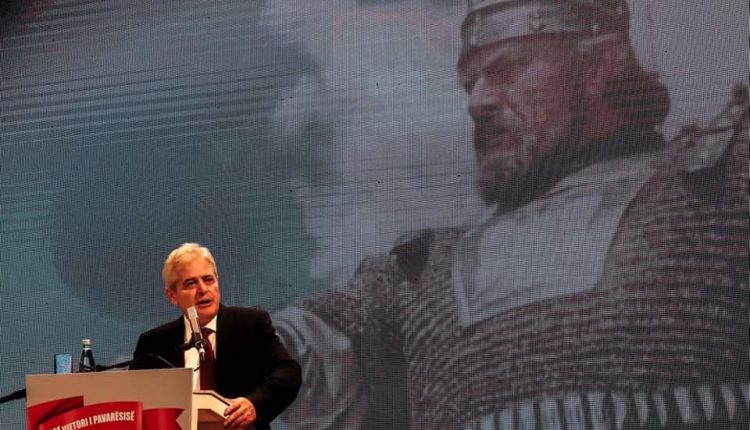 Ahmeti: Shumë breza sakrificë për këtë ditë feste, valoftë gjithmonë flamuri Kuq e Zi! (VIDEO)