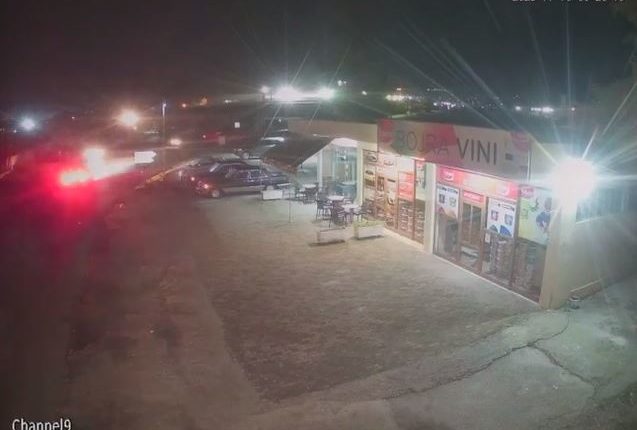 Aksidenti me 5 të plagosur, momenti ku dy makinat përplasen ‘kokë më kokë’ në Fier