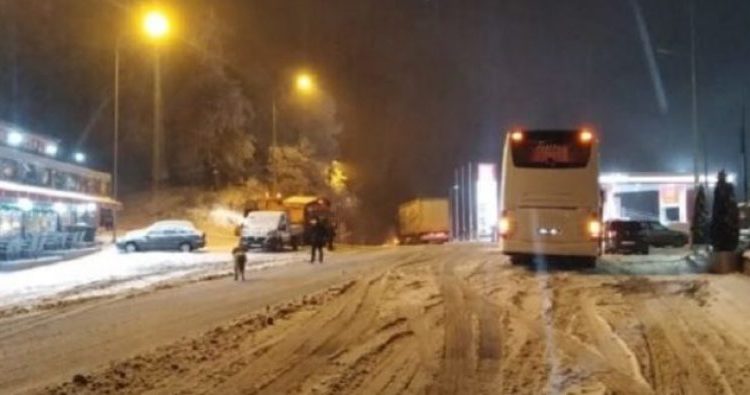 Bora kaplon Maqedoninë: Ndalim kamionësh në rrugën Strazhë dhe Mavrovë-Dibër