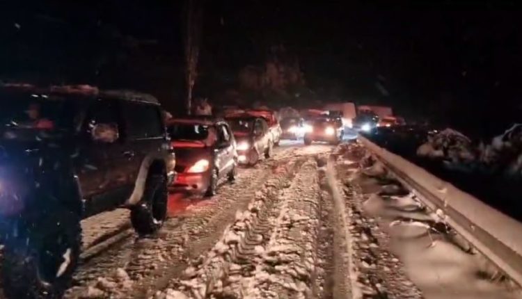 Stuhitë e dëborës, rreth 300 persona të bllokuar në Qafë Murriz, apel për ndihmë. Situatë e rënduar në veri dhe verilindje