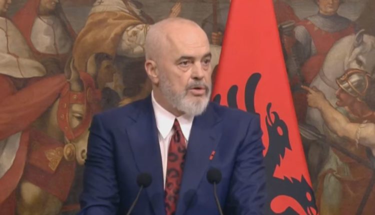 Shqipëria në festë/ Rama ndan foton e veçantë: Gëzuar përvjetorin e 111 të Flamurit të Pavarësisë