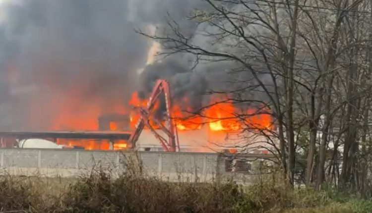 U dogjën kimikate në zjarrin e madh që shpërtheu në depon “Evrokom” në Tetovë, rekomandim nga kompetentët të mos dilet nga shtëpia (VIDEO)