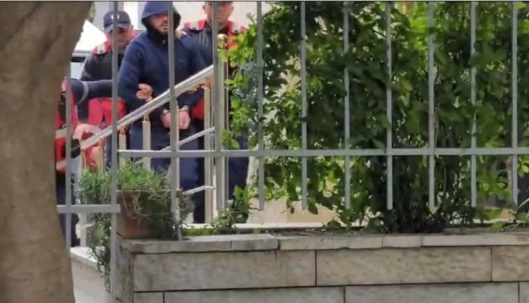 I akuzuar për vrasjen e biznesmenit Shkëlzen Kastrati, mbërrin në Gjykatën e Fierit Elmir Tufa