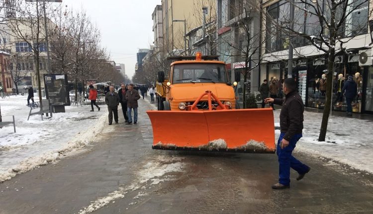 Bora mbulon edhe Ferizajn, komuna thotë se të gjitha rrugët janë të kalueshme (VIDEO)