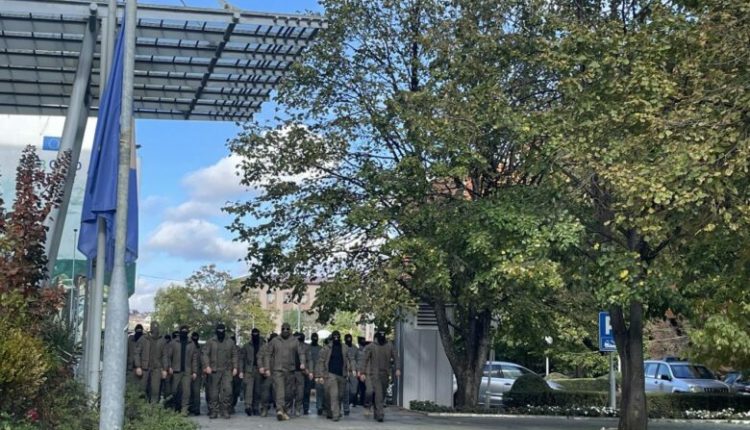 Me maska në fytyrë, njësia më elitare e Policisë së Kosovës proteston para Qeverisë për shtesat e rrezikshmërisë