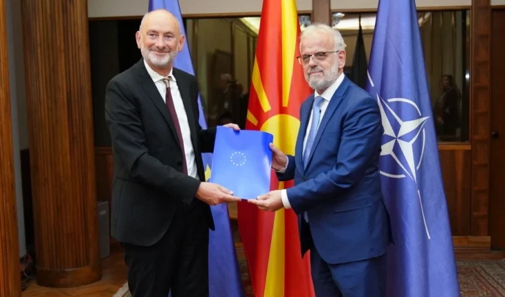 Gir ia dorëzoi Raportin e progresit, kryetarit të Kuvendit, Xhaferi