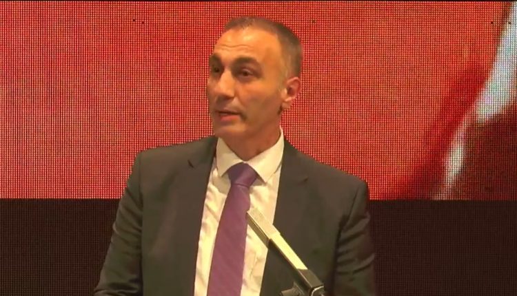 “Perandoria e kalbur po shembet” – Artan Grubi sjell fjalimin e Hasan Prishtinës