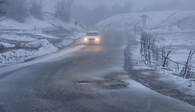Reshjet e dëborës shkaktojnë probleme në Bypassin e Rrugës së Arbërit, nuk lejohet qarkullimi i mjeteve pa zinxhirë