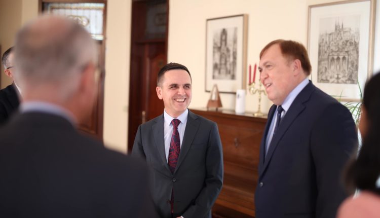 Kasami takohet me 4 ambasadorë (FOTO)