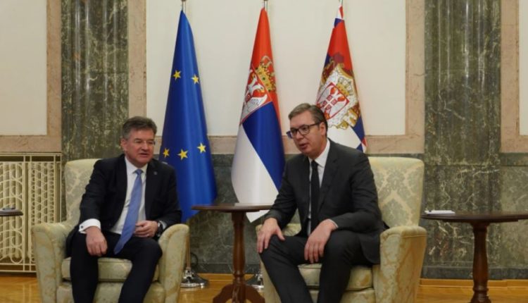 Lajçak gjatë vizitës në Serbi u takua me Vuçiqin dhe Petkoviqin