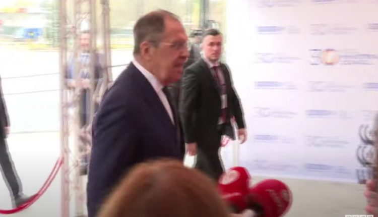 Lavrov tejkaloi mediat, nuk iu përgjigj pyetjeve të gazetarëve