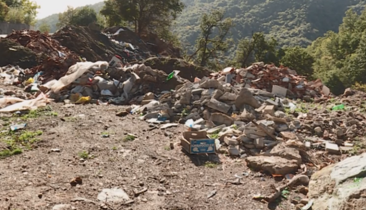 Rrugët dhe trotuaret përplot mbeturina