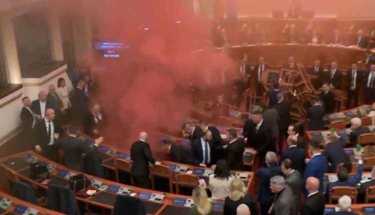 Më pak se 5 minuta seancë/ Foltorja ndez tymuese, maxhoranca miraton në parim pr/ligjet për buxhetin