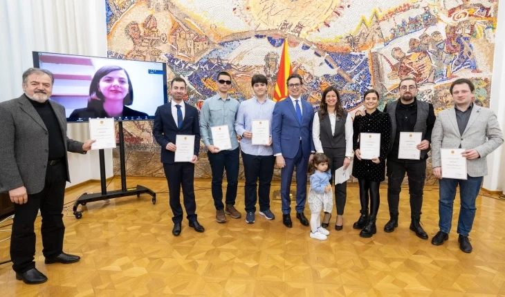 Pendarovski ndau çmimin “Të rinj të suksesshëm” për vitin 2022