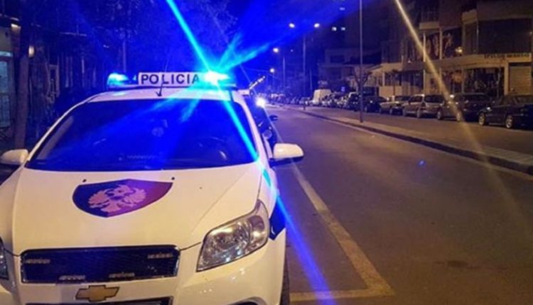 Makina del nga rruga në Sarandë, ndërron jetë 34 vjeçari