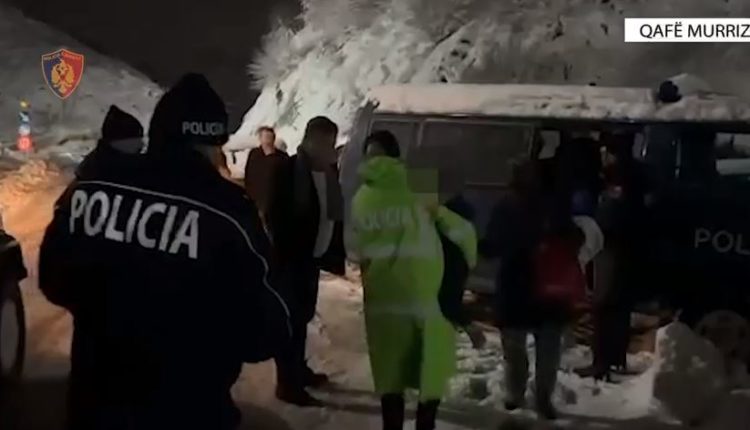 Pamje nga operacioni i evakuimit të 300 personave të bllokuar në Qafë Murrizë. Pas 7 orësh, nis qarkullimi i automjeteve (VIDEO)