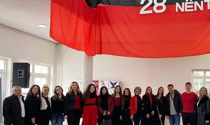 Në Gjimnazin e Tetovës u mbajt manifestim për nder të Festës së Flamurit-28 Nëntorit