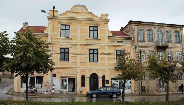 Shtëpia e Alfabetit të Gjuhës Shqipe në bashkëpronësi me shitës arkivolesh!