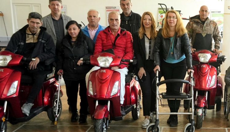 Qyteti i Shkupit ndan 5 skuter elektrikë për personat me nevoja të veçanta