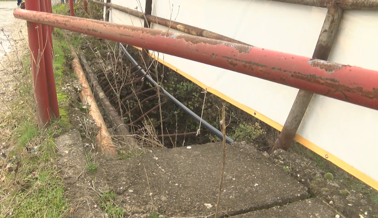 Komuna e Butelit dhe qyteti i Shkupit ia hedhin përgjegjësinë njëra – tjetrës për urën në Vizbegovë, për të cilën QMK ka paralajmëruar se është e rrezikshme për lëvizje