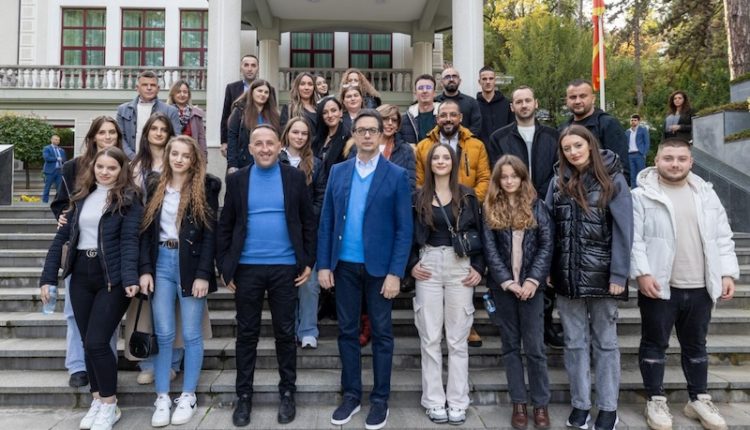 Pendarovski takon përfaqësuesit e shkollës së gjuhëve të huaja nga Kosova