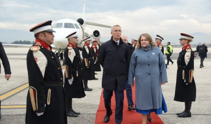 Stoltenberg mbërriti në Shkup, në Aeroportin ndërkombëtar e priti ministrja Petrovska