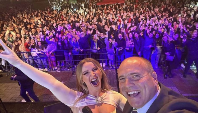 Tuna e “kalli” Kumanovën, Dimitrievski bën “selfie” me këngëtaren e mirënjohur (FOTO)