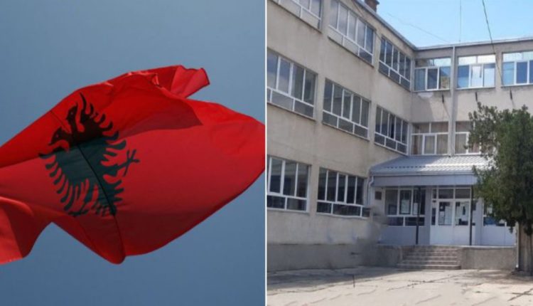 Flamuri kombëtarë shqiptar u ngrit në oborr të shkollës në Veles