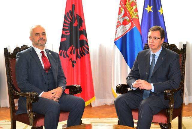 Serbia me notë proteste ndaj Shqipërisë për djegien e flamurit në Tiranë