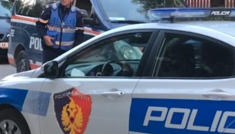 Prej muajsh përndiqte një vajzë, arrestohet i riu, policia i gjen armë në banesë