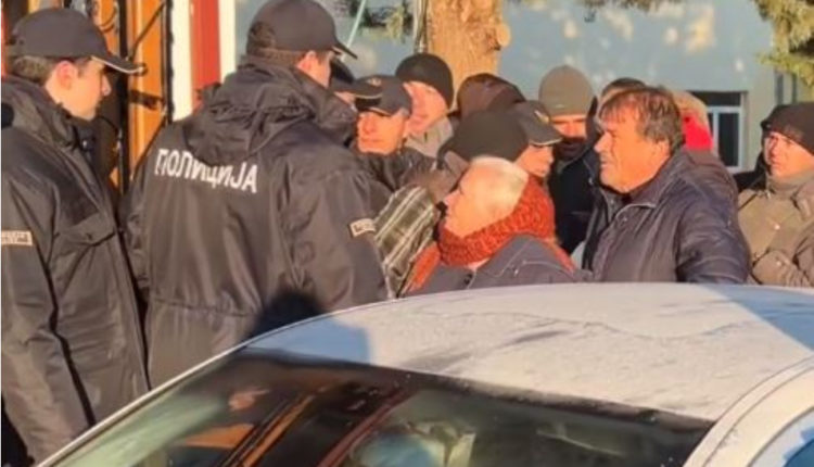 Protesta në Çashkë, disa prindër kundërshtojnë paralelen në gjuhën shqipe