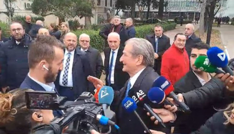 “Asnjë deputet i opozitës nuk lejohet të futet në Kuvend”, Sali Berisha: Kuvendi është marrë peng nga Garda e Kuqe!