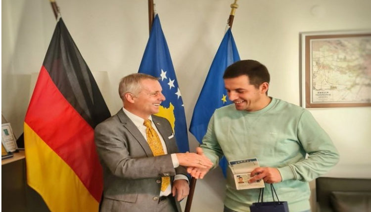 Moment historik, Gjermania lëshoi vizën e fundit në Prishtinë