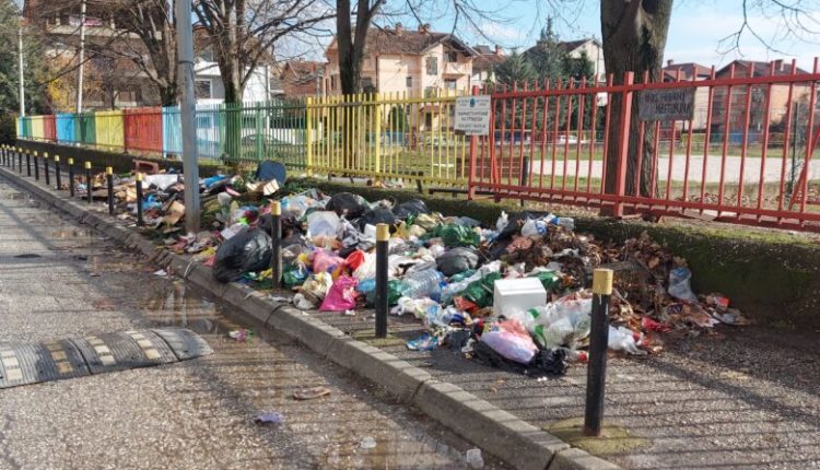 Komuna e Tetovës largoi kiosqet por jo edhe mbeturinat