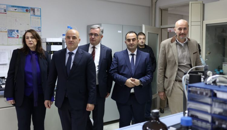 Shaqiri: Po investojmë në shkencë dhe hulumtime, mbi 23 milionë denarë për pajisje laboratorike në Fakultetin e Farmacisë
