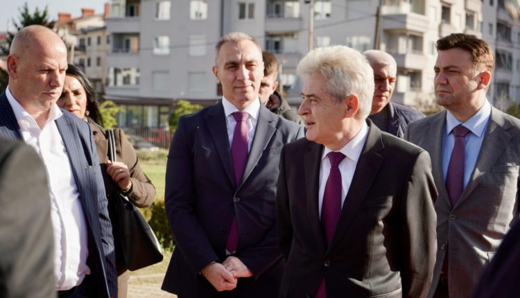 Ali Ahmeti me bashkëpunëtorë dhe Lladrovcin, bëjnë homazhe dhe vizitojnë familjen Rugova