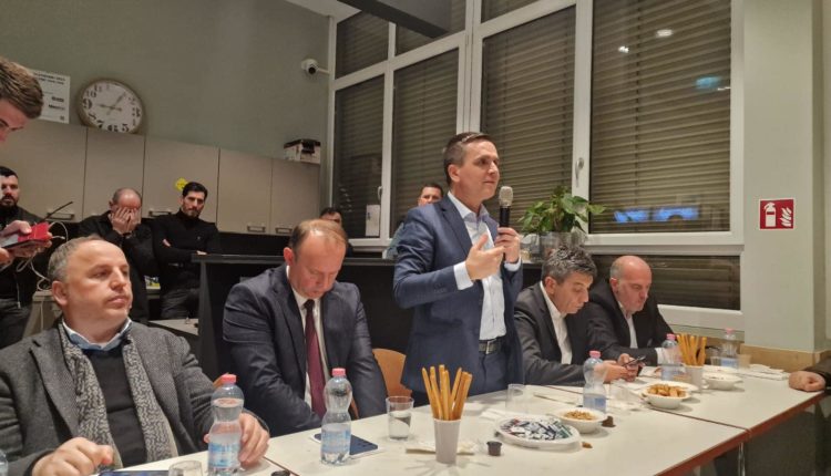 “Në Xhami nuk bëhet politik”, Mërgimtari i bën rezil Kasamin, Gashin dhe Mexhitin (VIDEO)