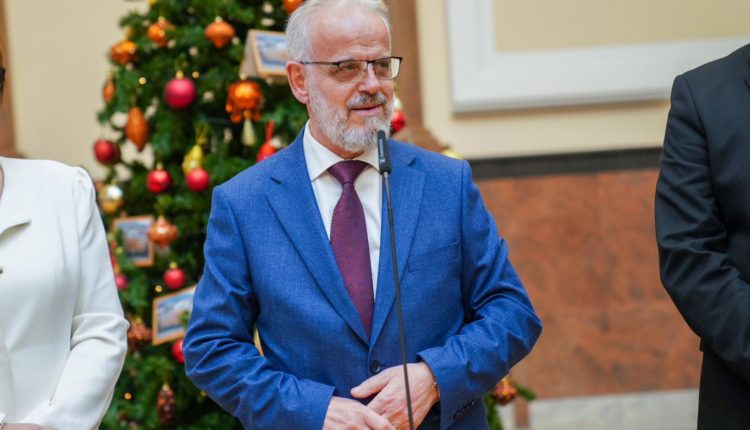 Xhaferi në urimin e fundvitit: Të ndajmë ngrohtësi e solidaritetit