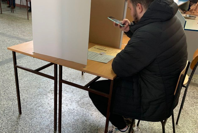 Zgjedhjet në Serbi / Terror, presion dhe manipulime, vëzhguesit raportojnë shkelje të rënda