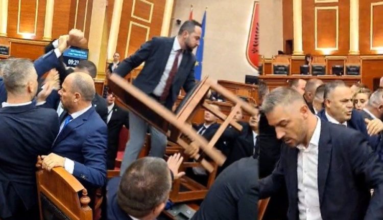 “Ore lepurush ta heq gurmazin”, “luftë” në Kuvend ende pa nisur seanca, deputetët kërcënojnë gardën (VIDEO)