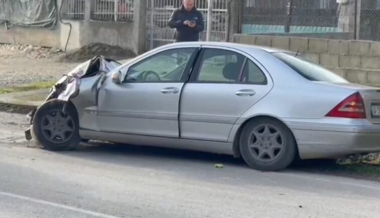Autobusi i linjës përplaset me makinën në Fier, “Benz-i” përfundon në oborrin e banesës