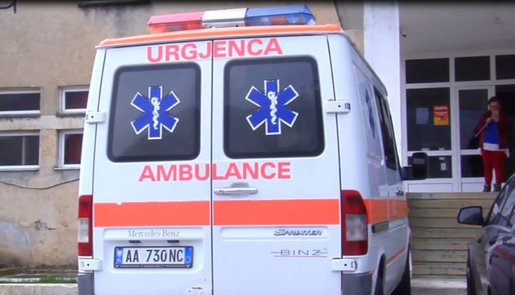 Aksident në Korçë/ I lënduari dërgohet me urgjencë në spital