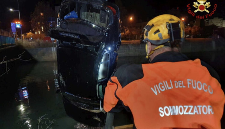 Aksident i rëndë në Itali, vdesin dy të rinj shqiptarë – momenti kur makina nxirret nga lumi me trupat brenda