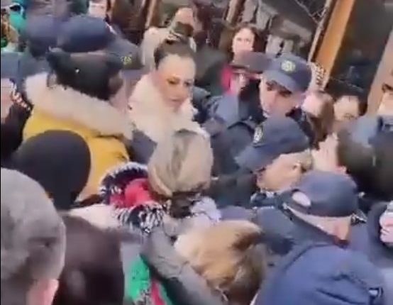 Tensionohet situata në Çashkë, protestuesit sulmojnë drejtoreshën Milena dhe mësuesin shqiptar
