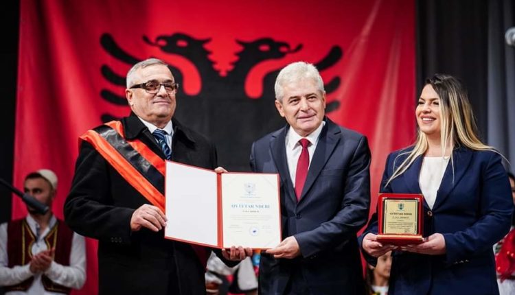 Ali Ahmeti mori titullin Qytetar Nderi i Tropojës, Grubi: Krenar që jemi të reshtuar krah Liderit të Shqiptarëve në Maqedoninë e Veriut