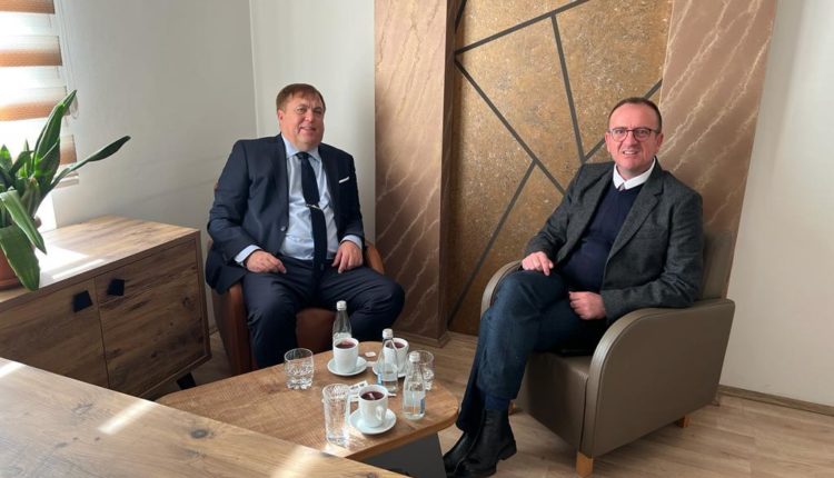Taravari takim  me ambasadorin e Çekisë