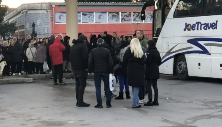 Serbët nisen nga veriu i Mitrovicës për të votuar në Serbi